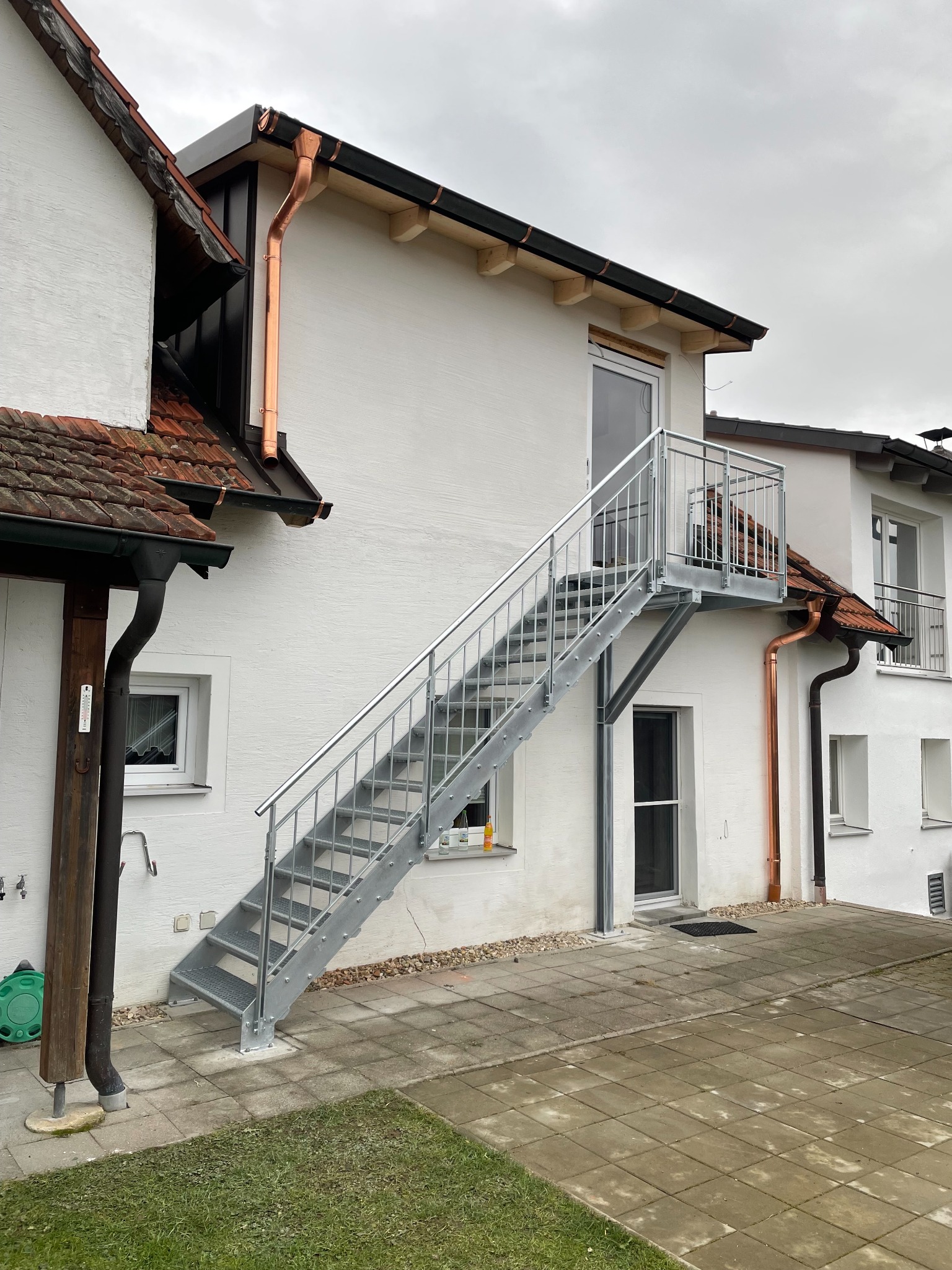 Außentreppe aus Stahl an einem Bestandsgebäude