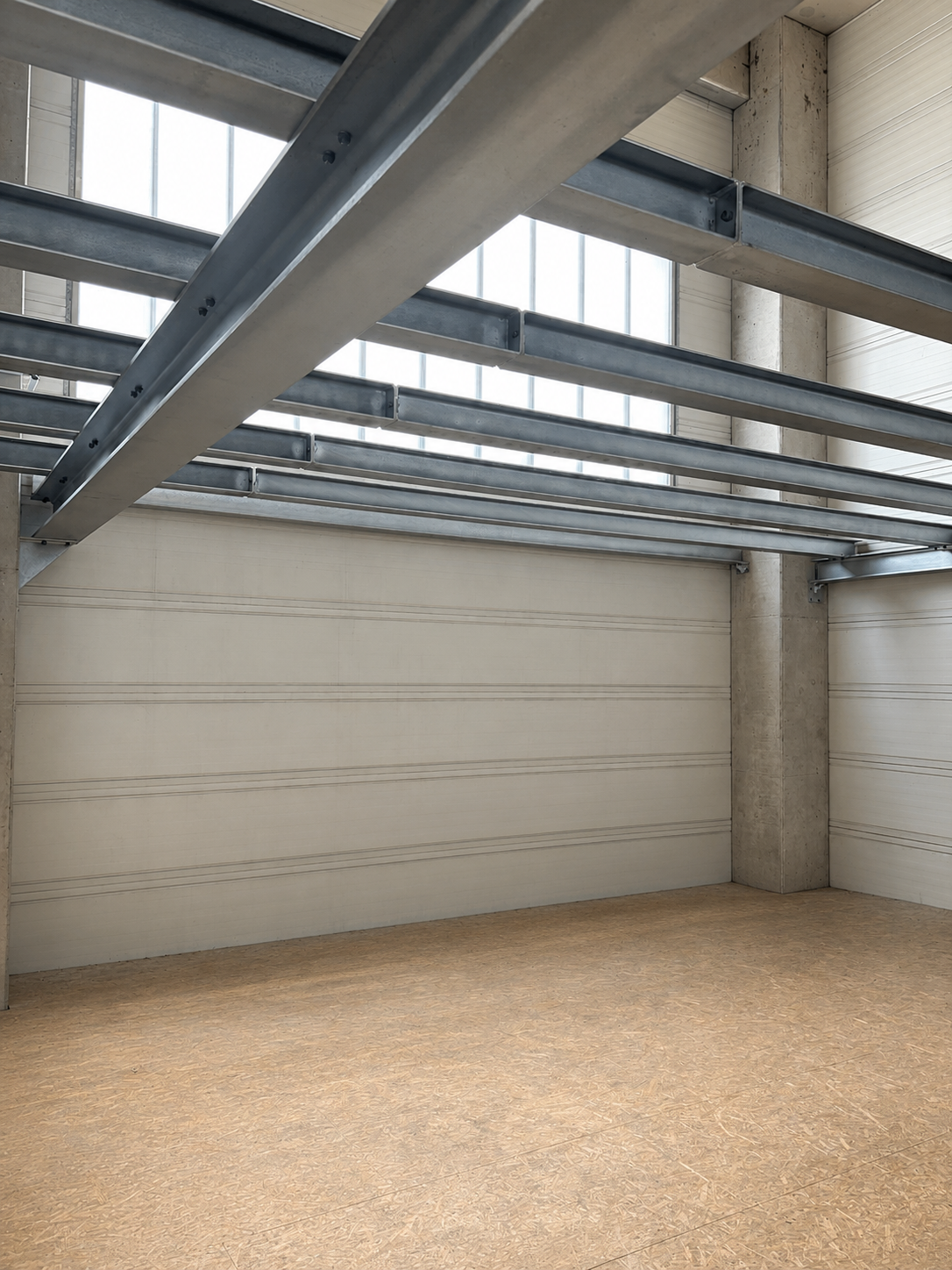Stahl-Sonderkonstruktion mit Trägerrost in einer Industriehalle